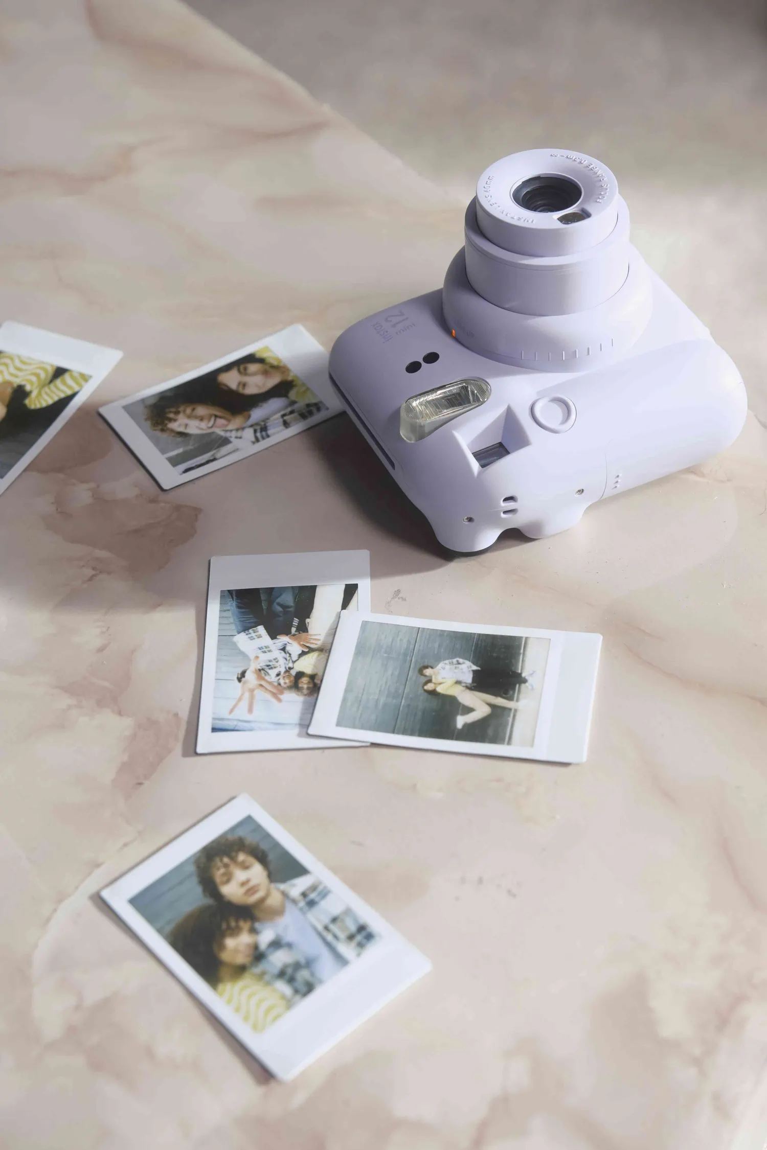 Captura tus momentos en instantáneas con el carrete instax mini 