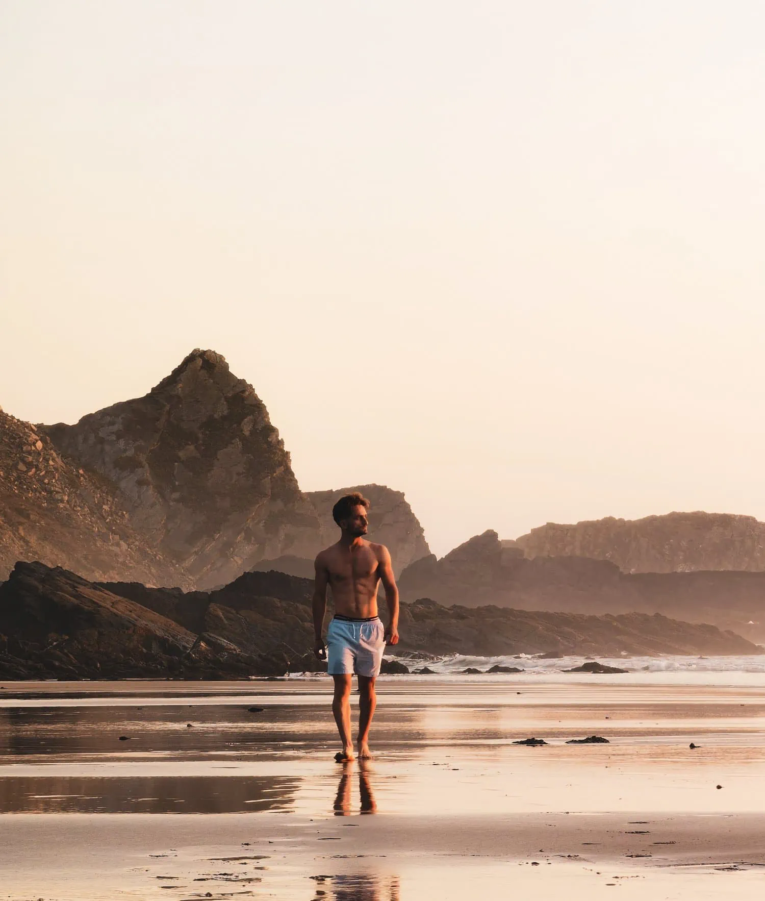 ideas de poses en la playa de hombres