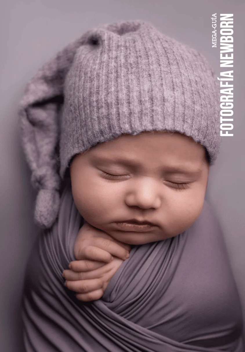 Retrato Del Primer Del Bebé Recién Nacido En El Gorro De Lana Gris