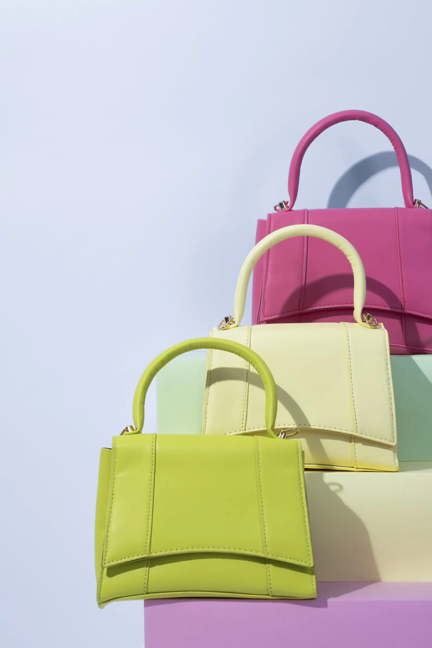Fotografía de producto de bolsos en fondo blanco