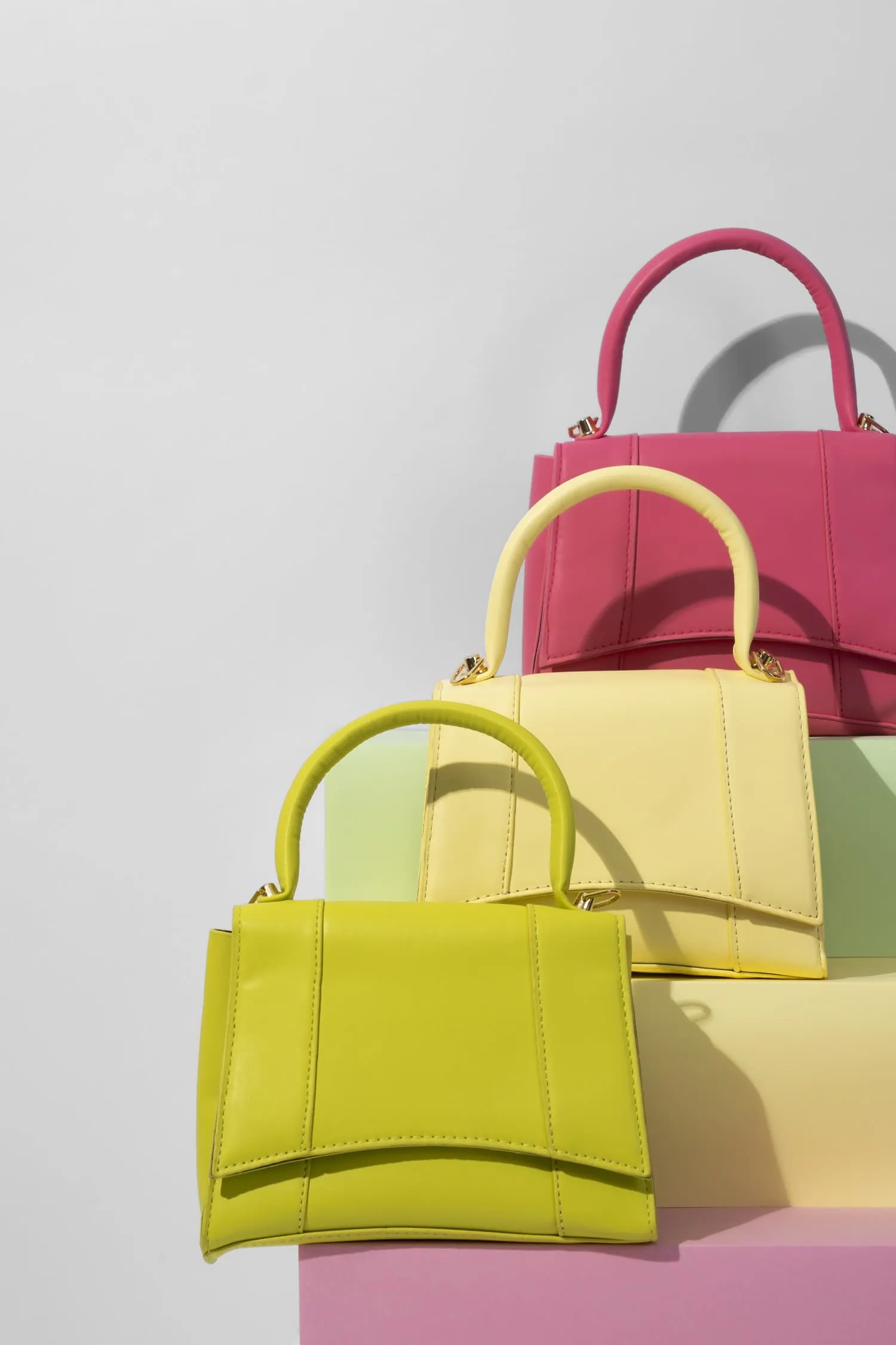 Fotografía de producto de varios bolsos en fondo blanco