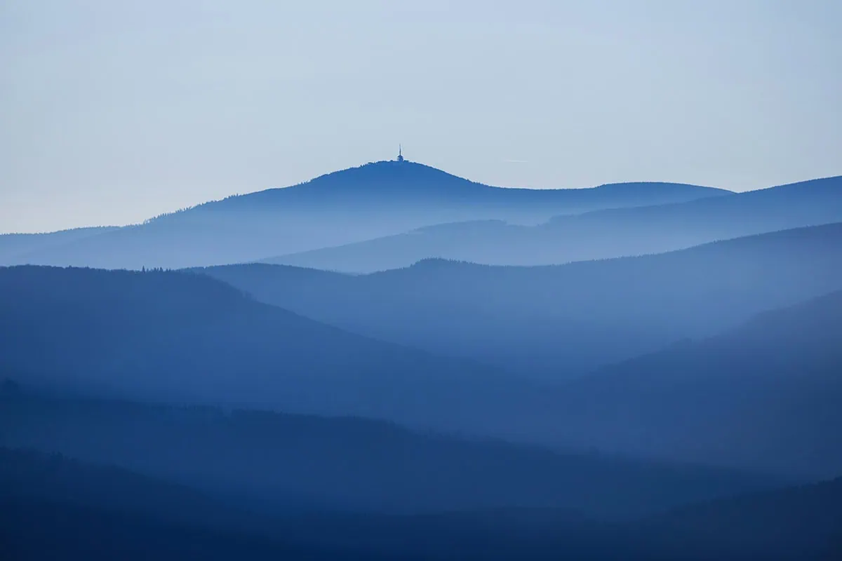 montañas en tonos azules