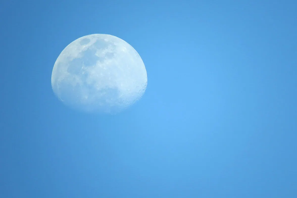 luna sobre cielo azul