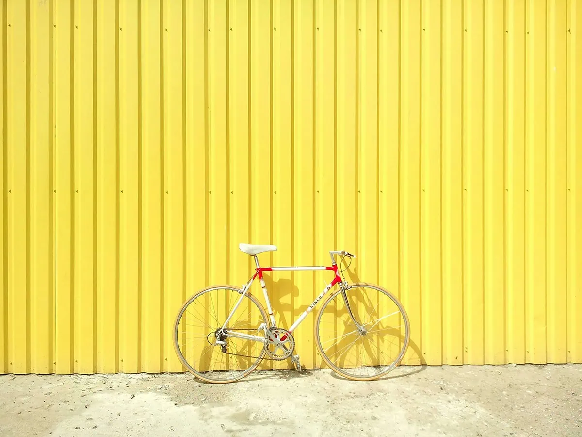 Bicicleta sobre fondo amarillo