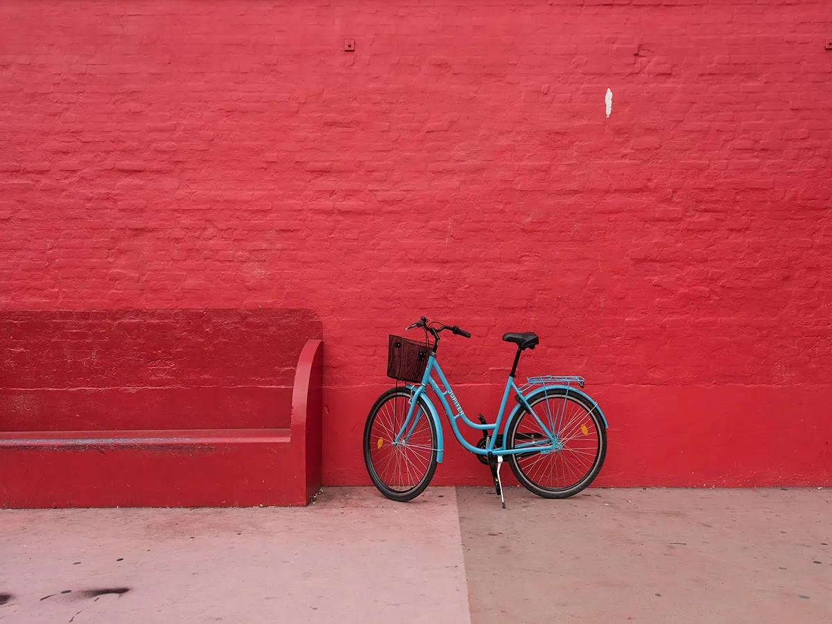 Bicicleta azul sibre fondo rojo