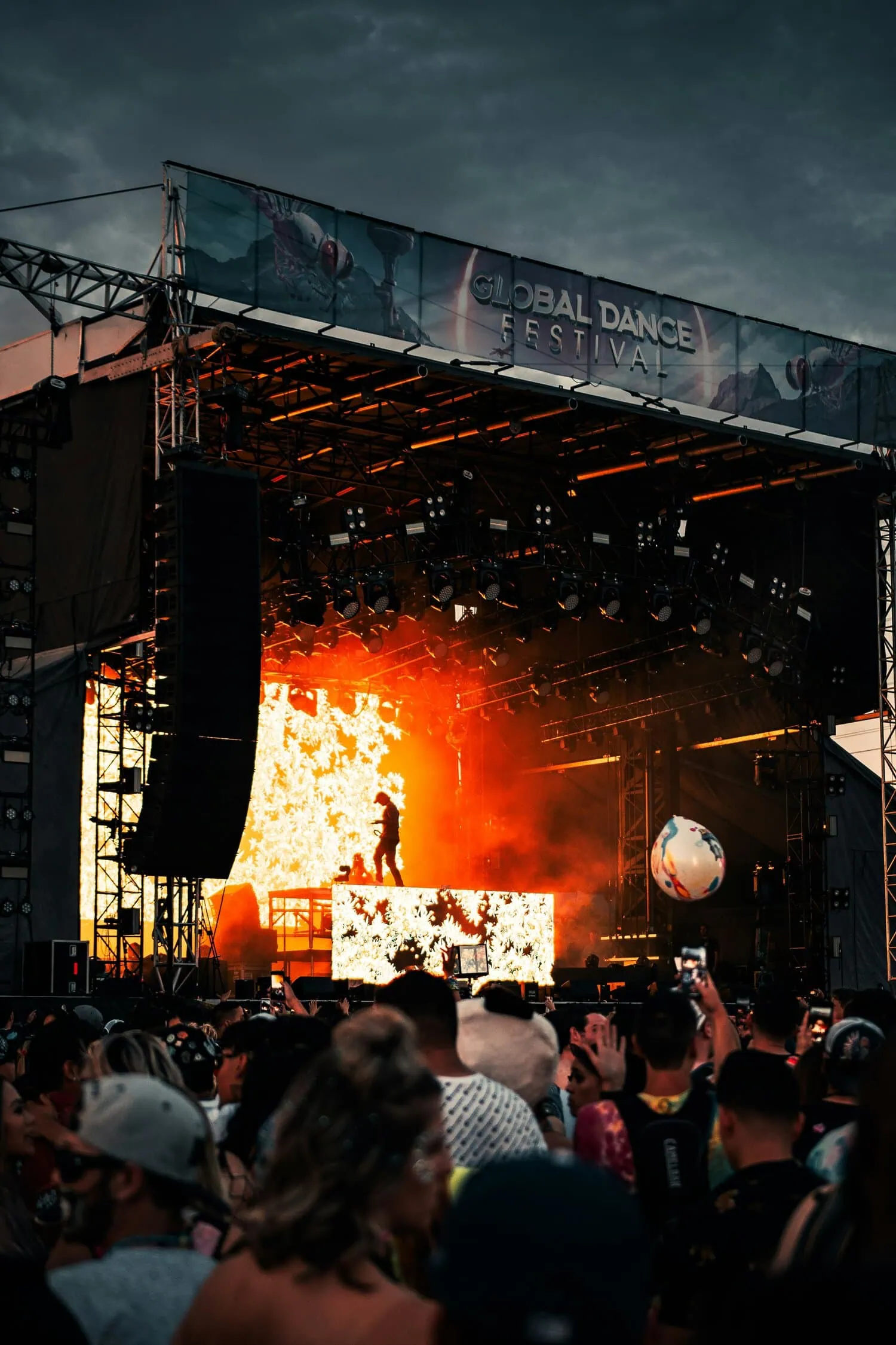 Show en escenario en un festival