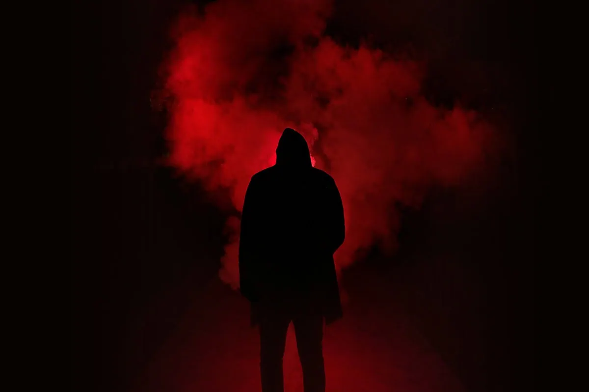 sujeto a contraluz con fondo rojo