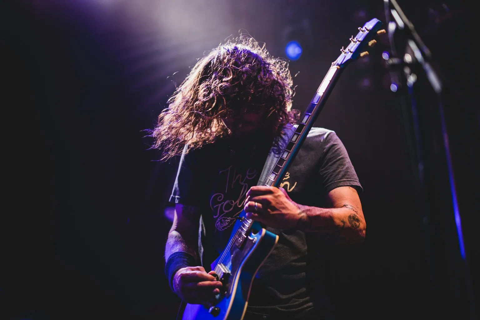 Músico con guitarra en concierto y festivales