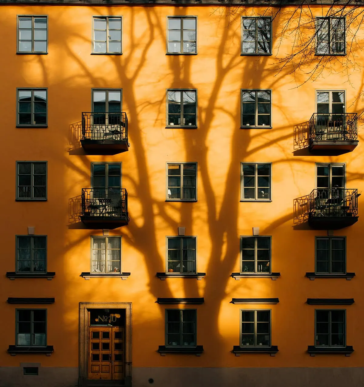 fachada edificio color naranja