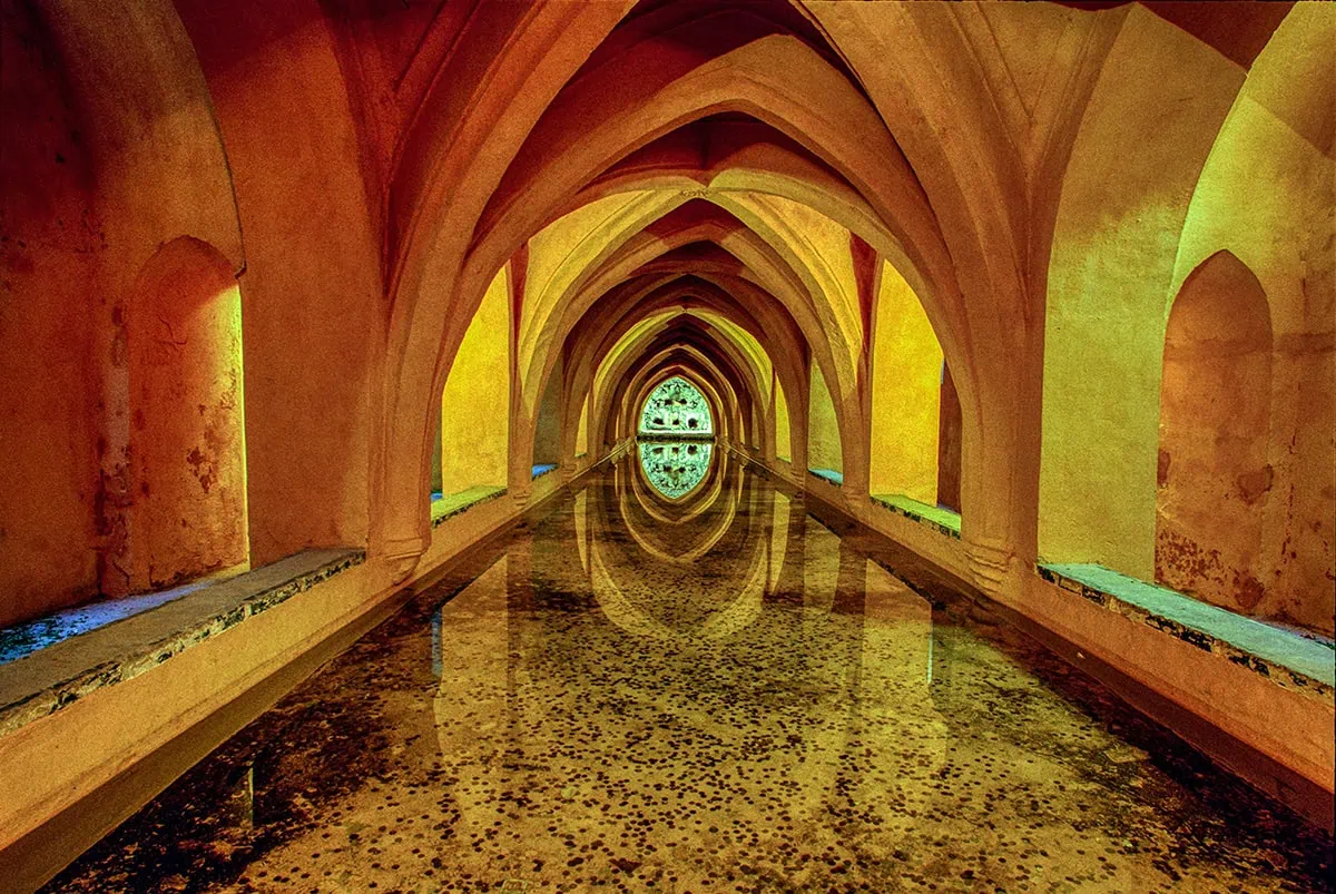 templo en tonos amarillos y cálidos