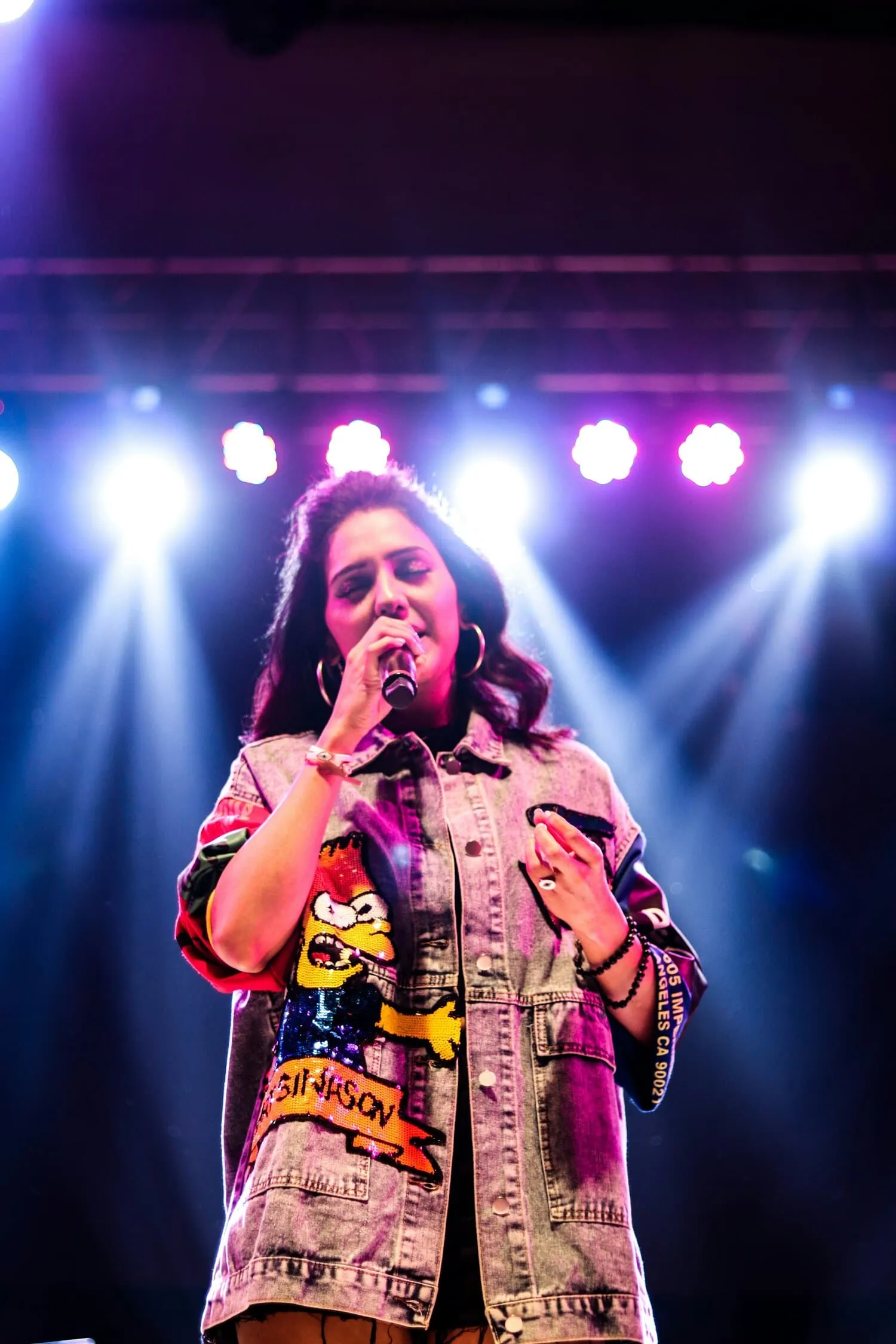 Fotografía de cantante en escenario