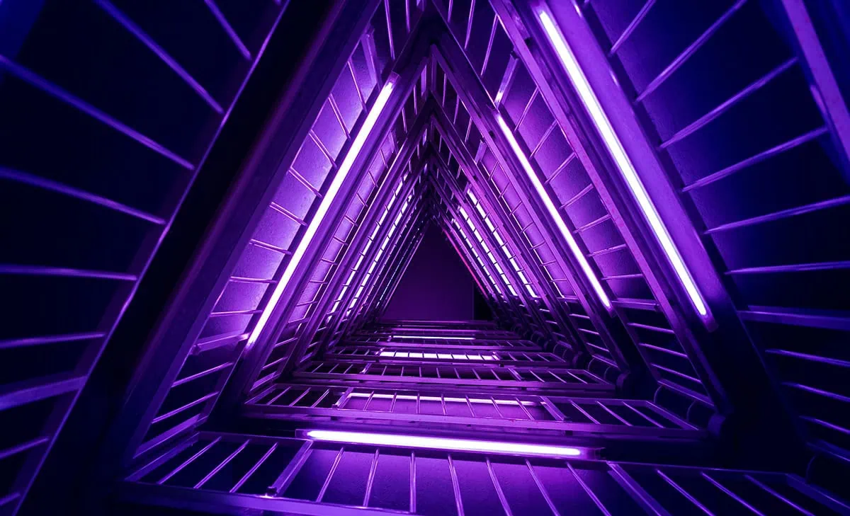 escaleras luces violetas