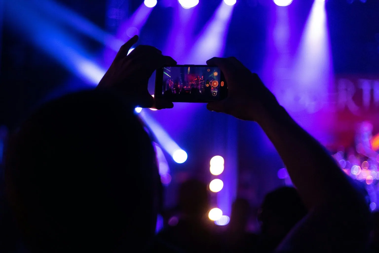 móvil tomando fotografías de conciertos y festivales