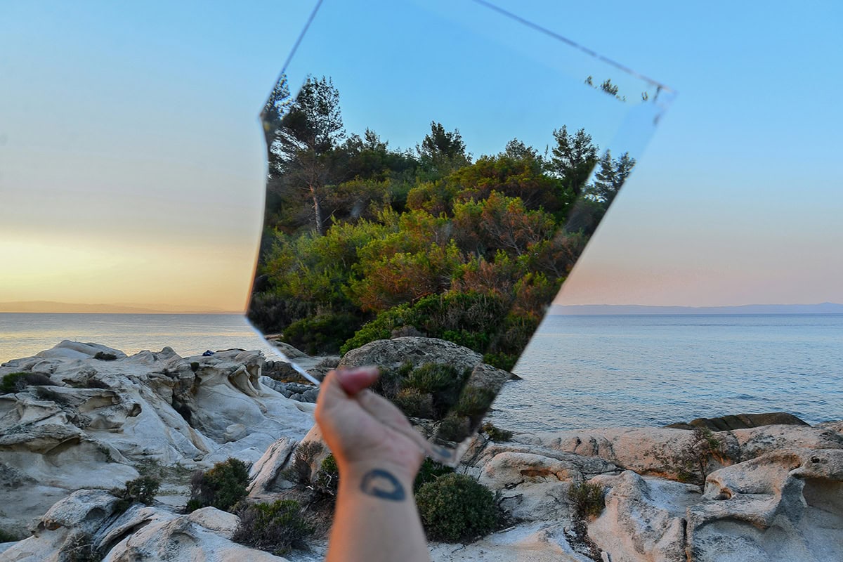 reflejo paisaje natural en espejo