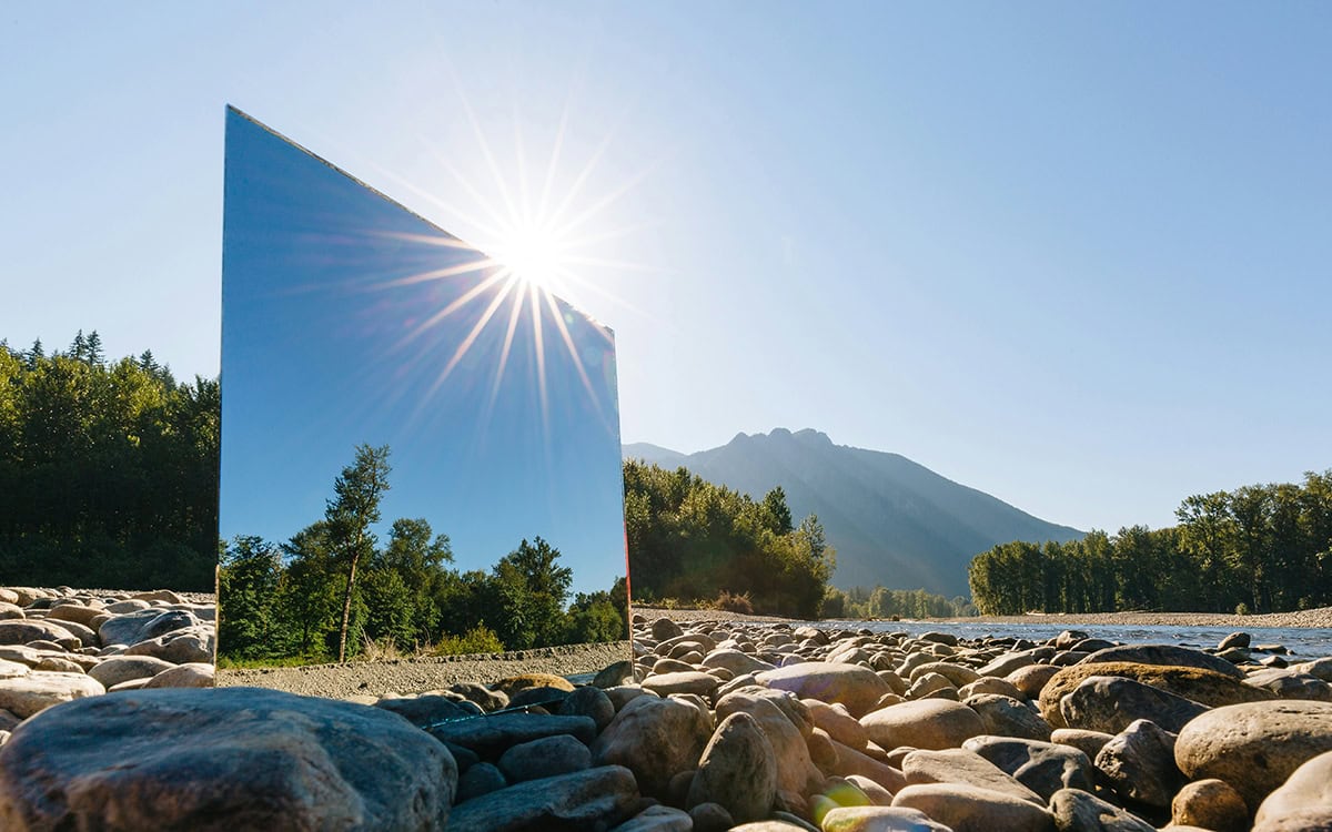 espejo reflejando el paisaje