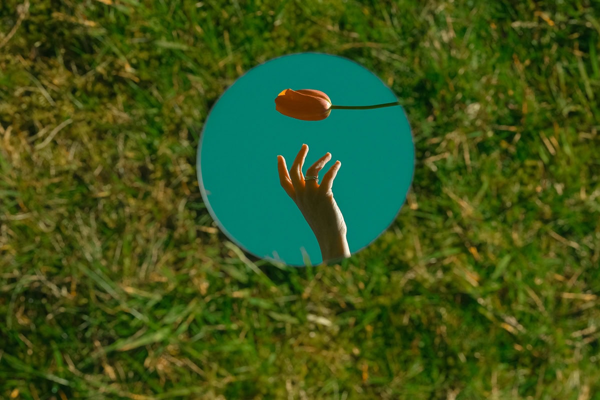 fotografía conceptual con espejos mano reflejos