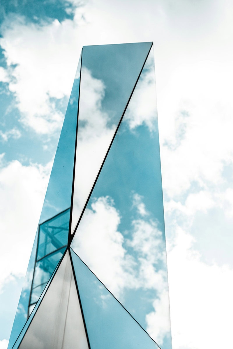 reflejo del cielo con espejos de edificios