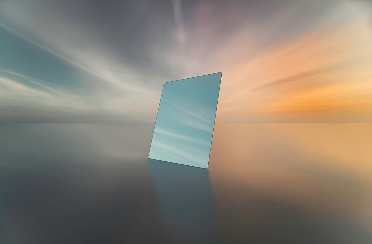 paisaje reflejado en espejo