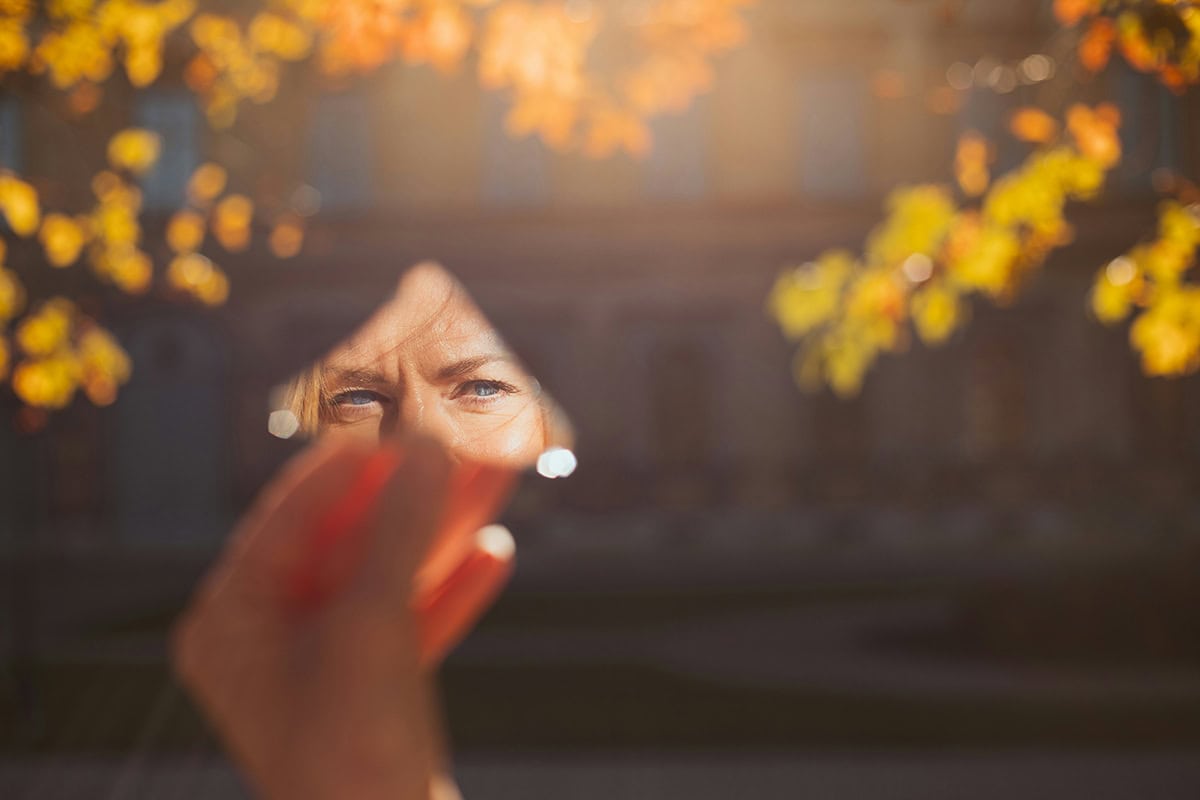 retazo de espejo reflejando rostro fotografía artística con espejos
