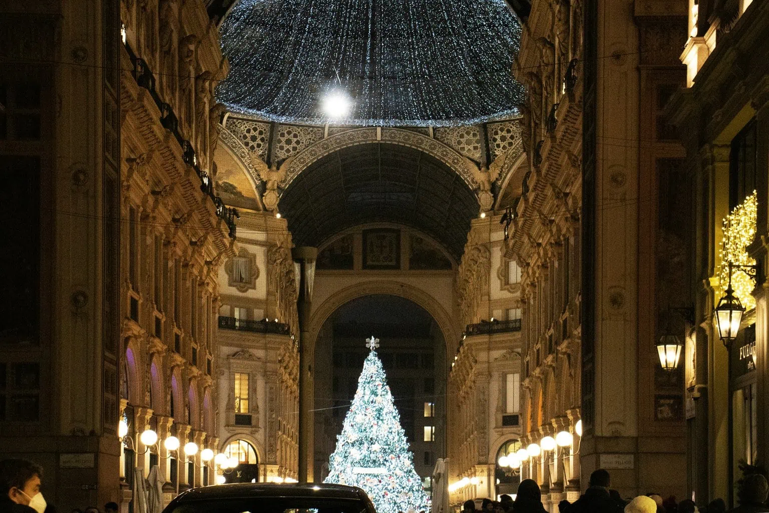 Fotografía urbana nocturna de luces navideñas