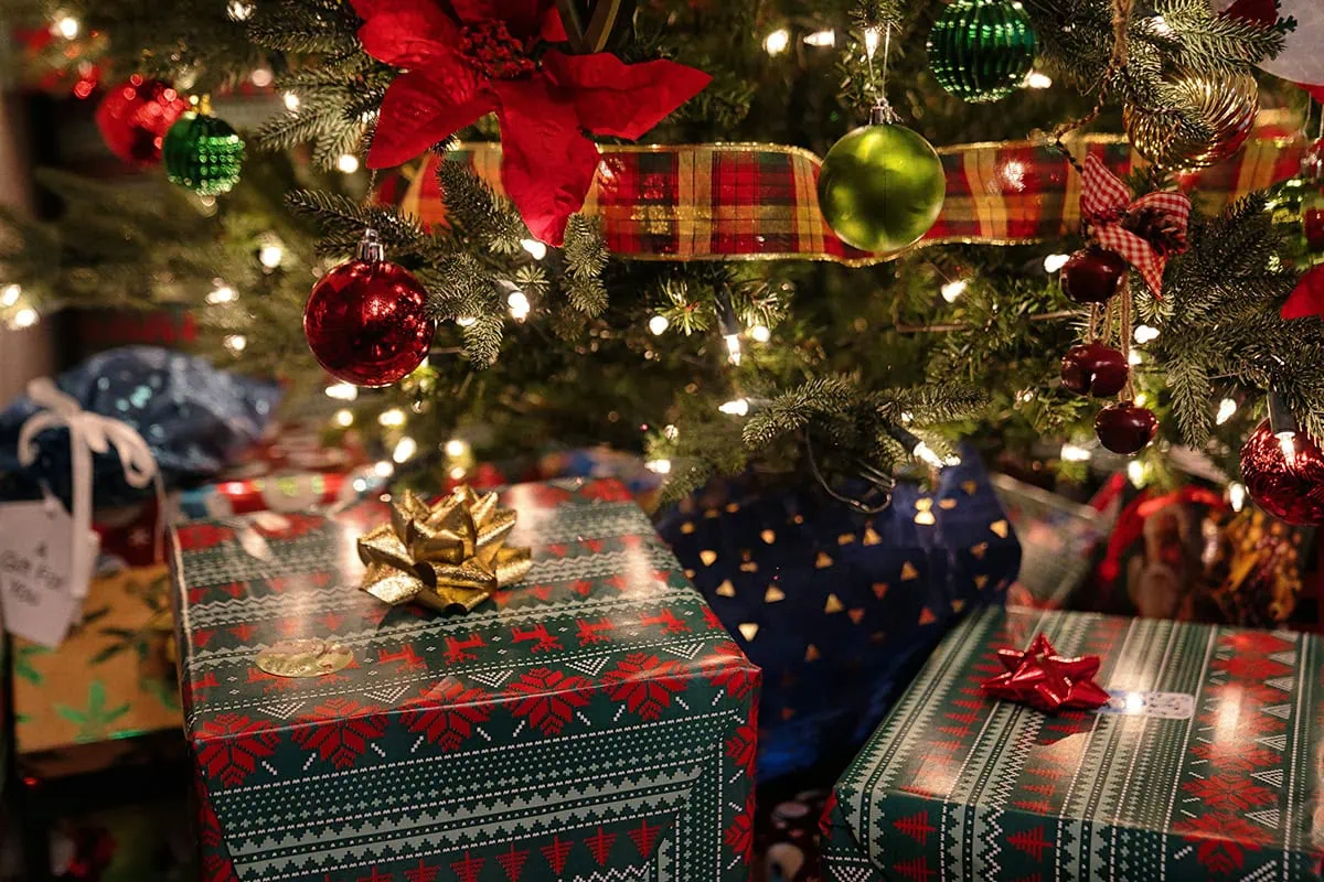 fotos de regalos navideños bajo el árbol