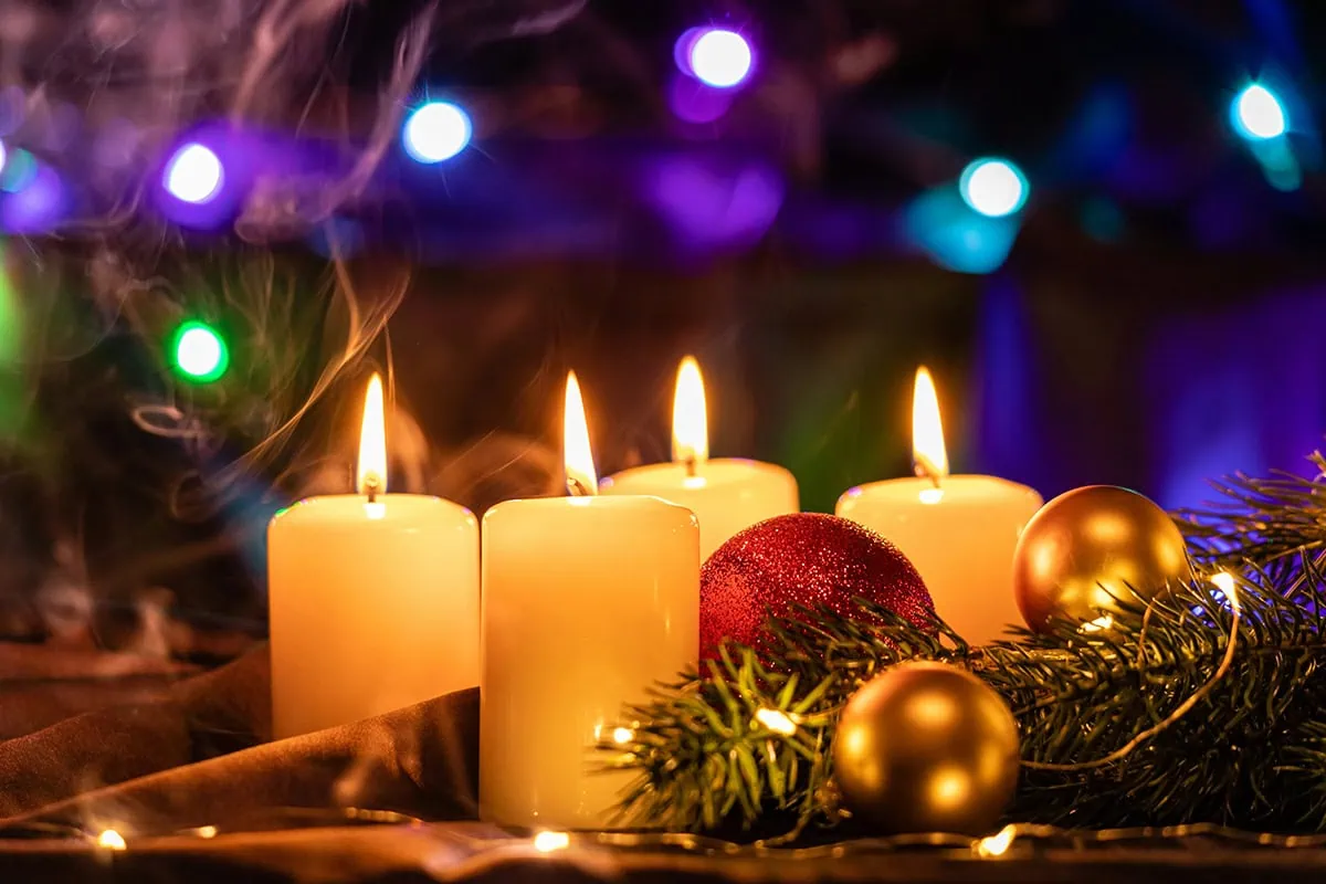 fotografía de velas y candelabros