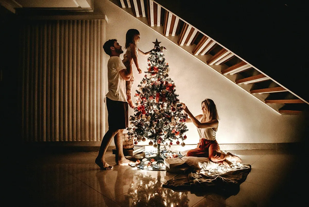 fotografía creativa de árbol de navidad en familia