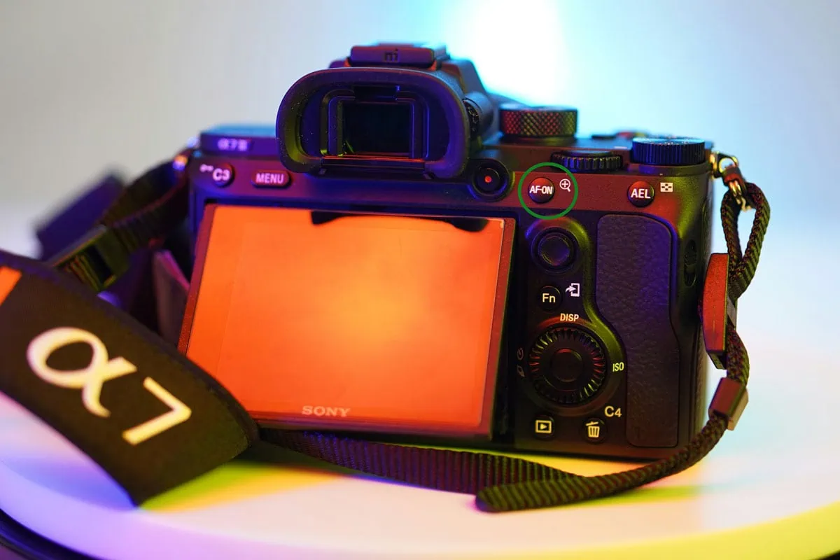 Vista trasera de una cámara Sony α7 con el botón AF-ON destacado
