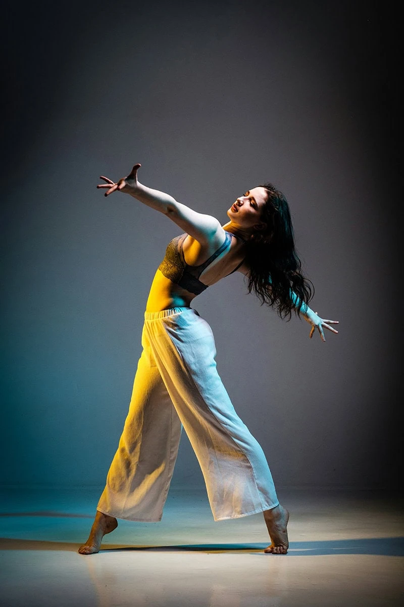 Retrato artístico de una bailarina, enfoque con botón trasero