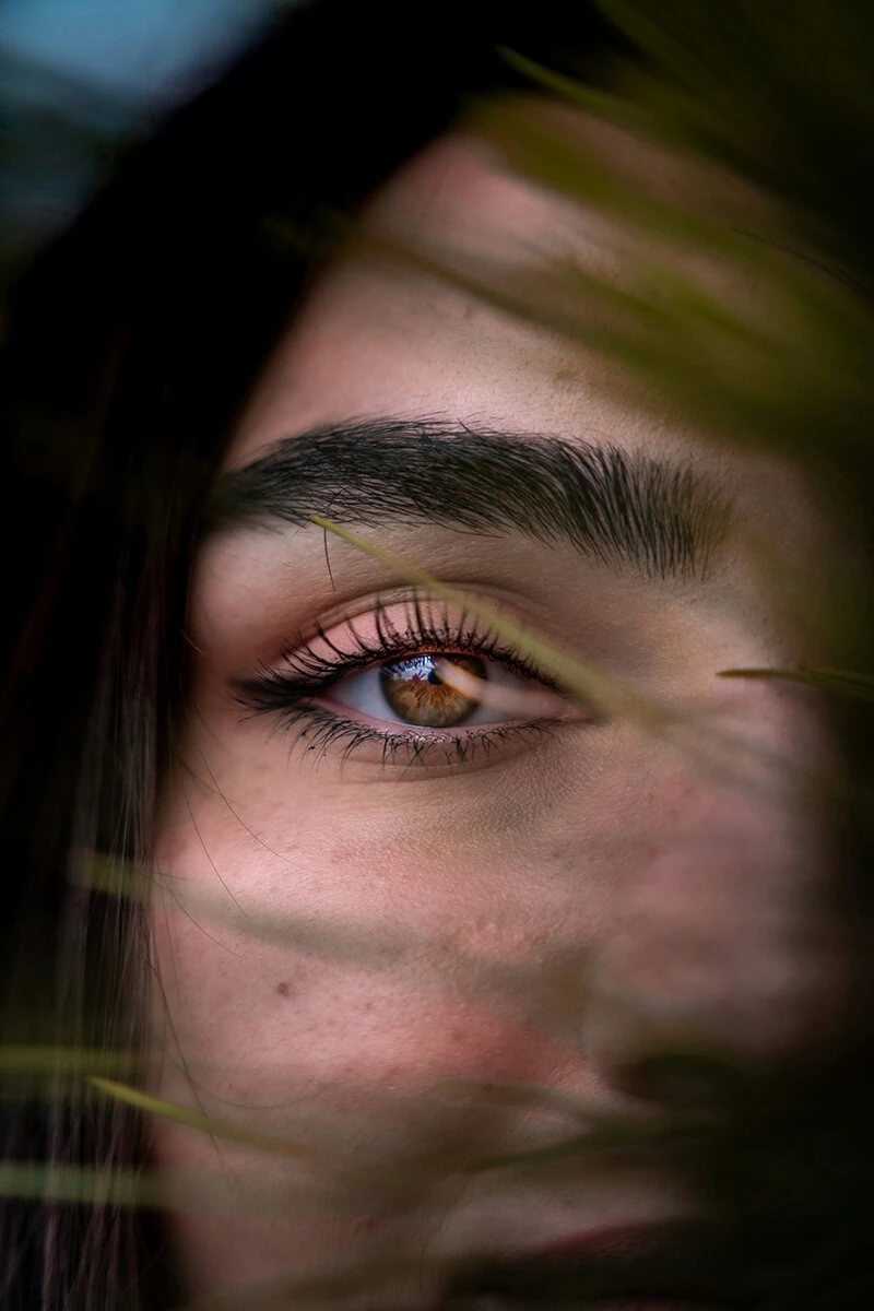 Retrato con composición centrada en el ojo, capturado con enfoque con botón trasero