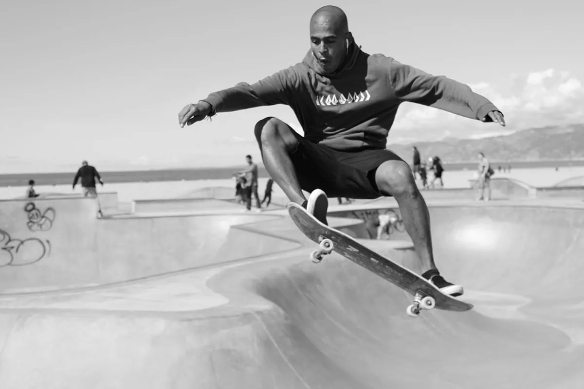 Fotografía en blanco y negro de un skater realizando un truco en el aire