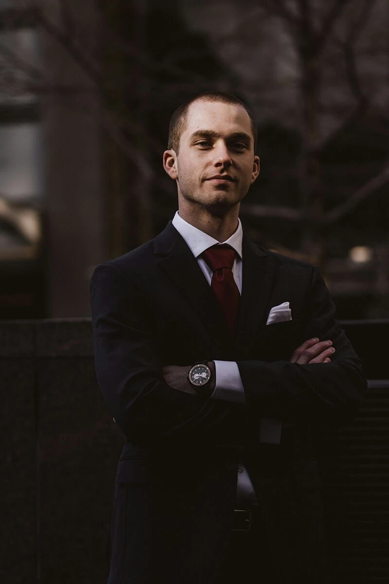 Retrato profesional de hombre en traje, tomado con un objetivo versátil para retrato que realza presencia y profundidad.
