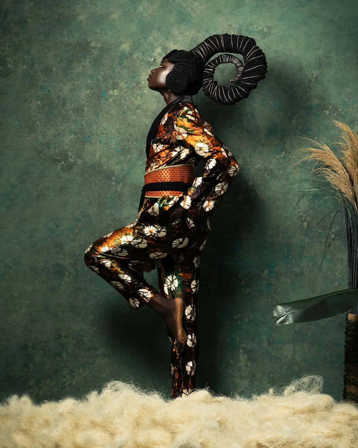 otografía conceptual de moda con fondo vintage y pose escultórica