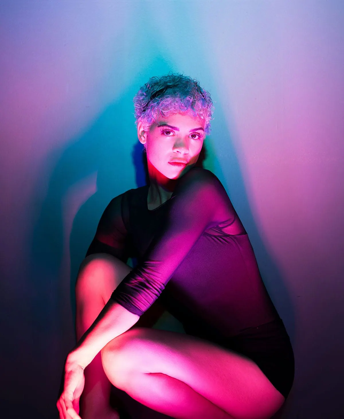 Retrato artístico con luces de neón magenta y azul