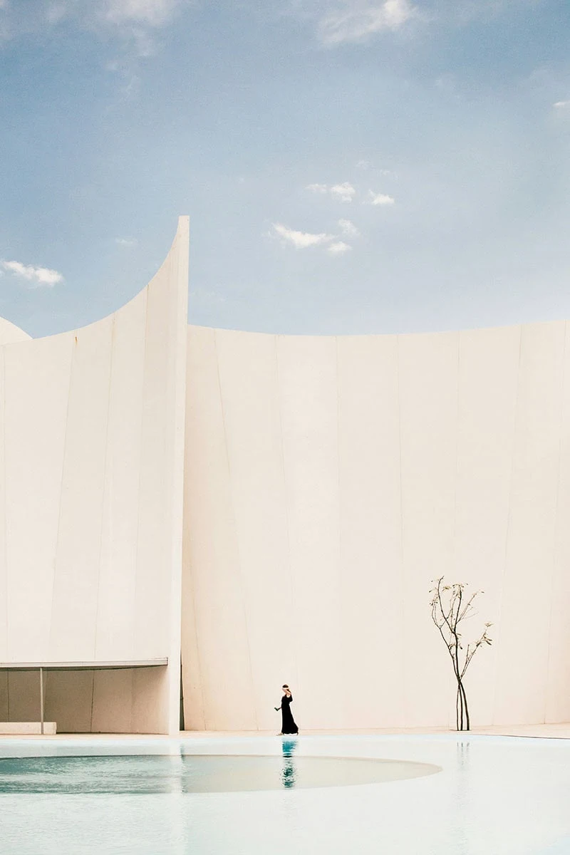 Fotografía de arquitectura minimalista con líneas curvas