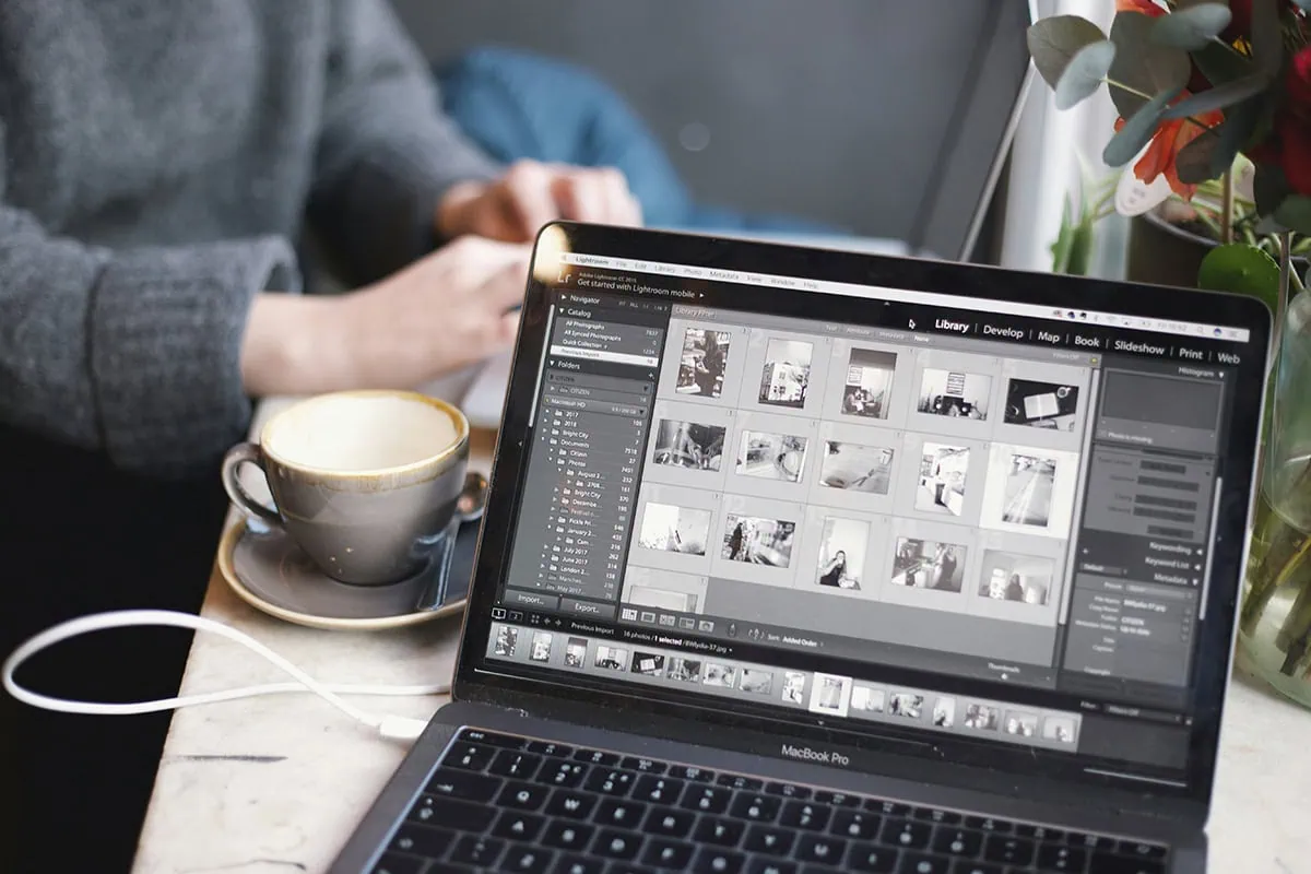 Edición fotográfica en laptop con interfaz de Lightroom, tendencias en retoque fotográfico 2025