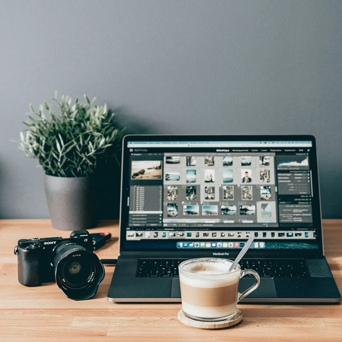 Espacio de trabajo con laptop mostrando software de edición fotográfica