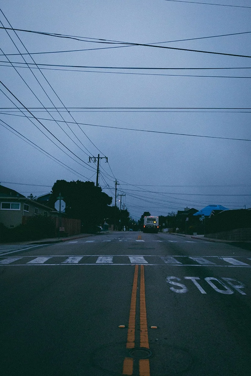 Fotografía urbana con tonos fríos y estilo cinematográfico