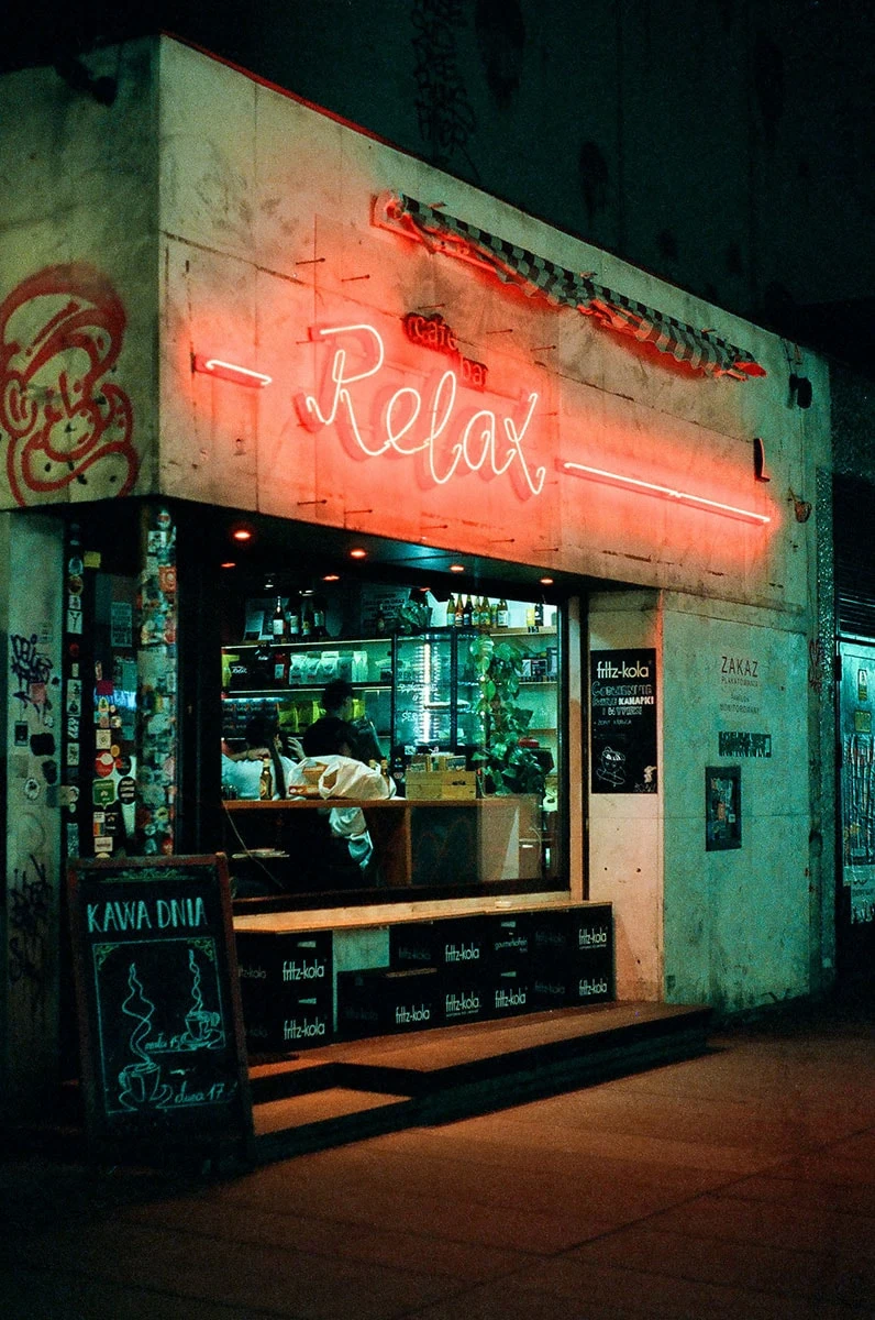 magen de una cafetería con luces de neón, editada con un estilo retro y contrastado