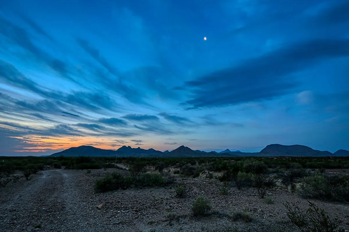 paisaje con cielo azul intenso