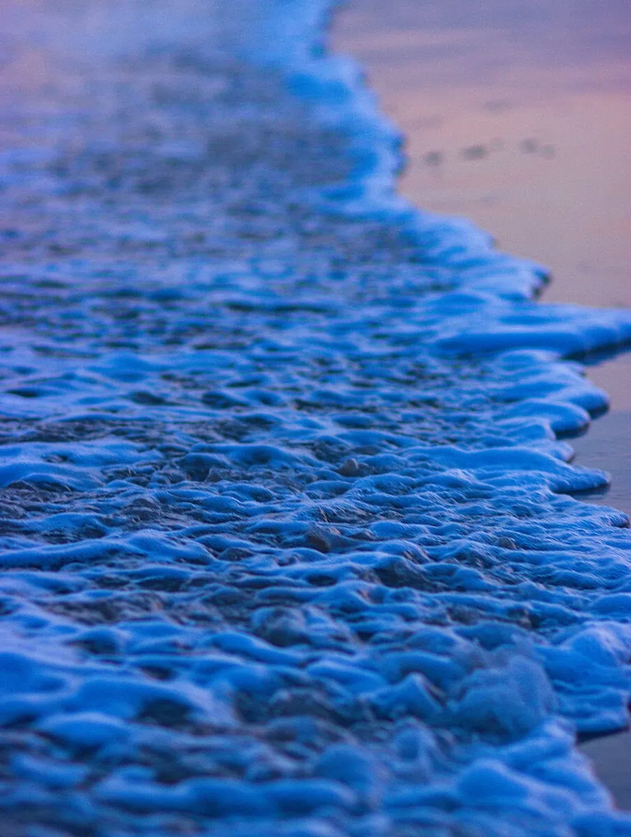 reflejo de cielo en hora azul en agua