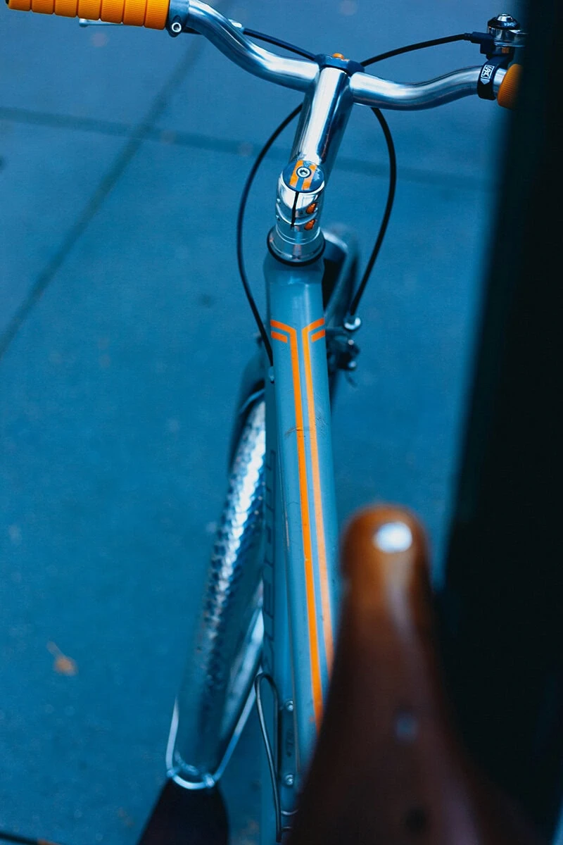 reflejo de hora azul, bicicleta en hora azul