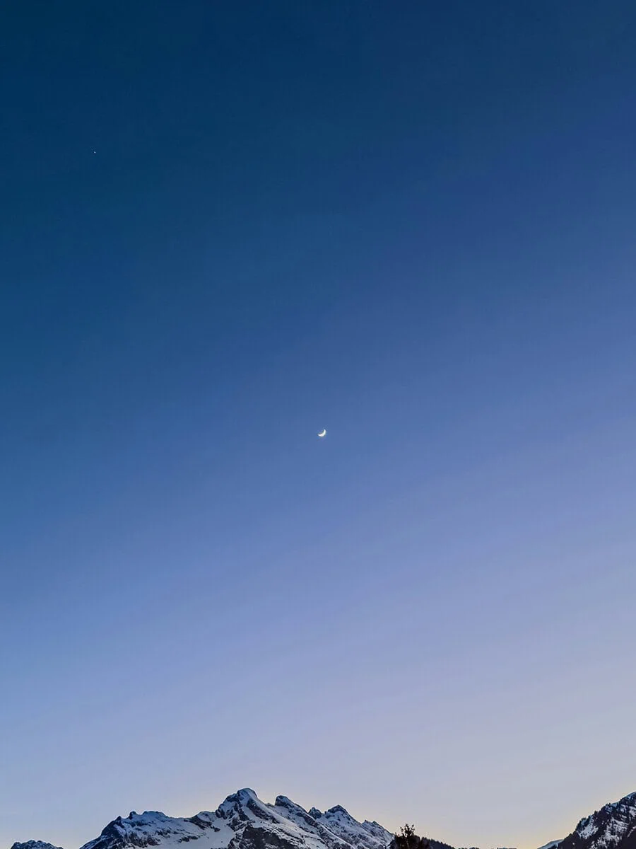 cielo intenso con luna y montaña
