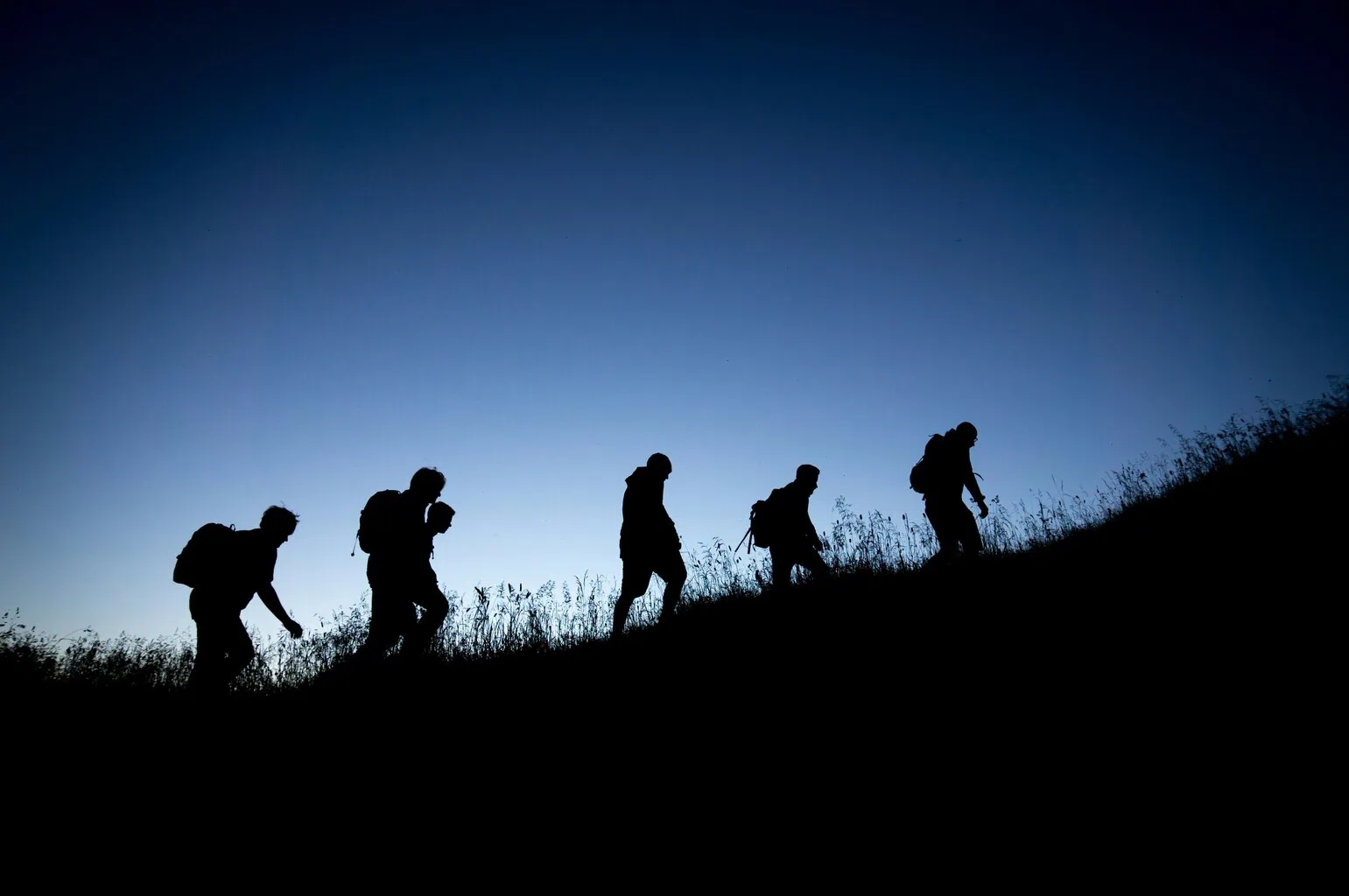 fotografía de la hora azul en contraluz, personas contraluz