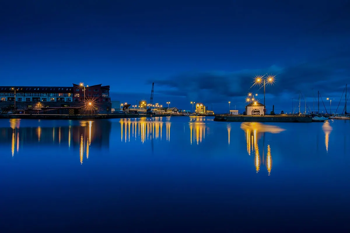 hora azul intensa, fotografia reflejo en agua