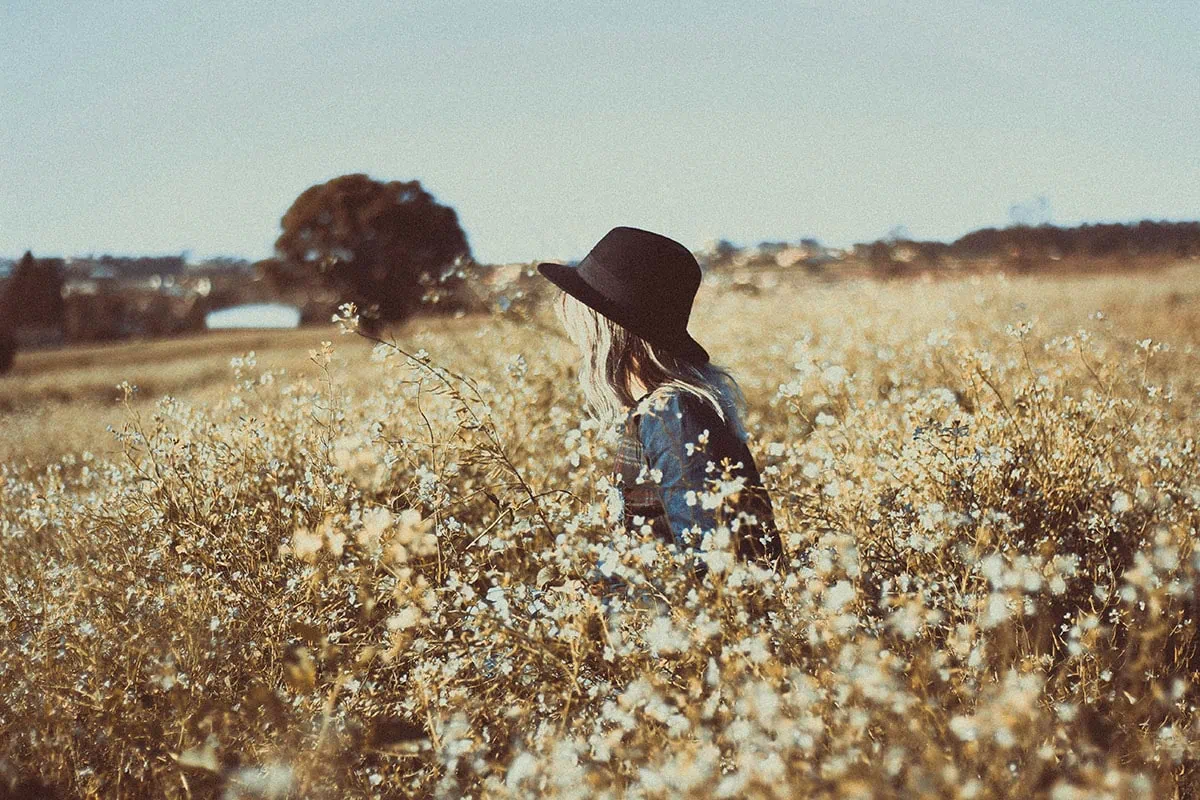fotografía de una chica en paisaje con efecto vintage