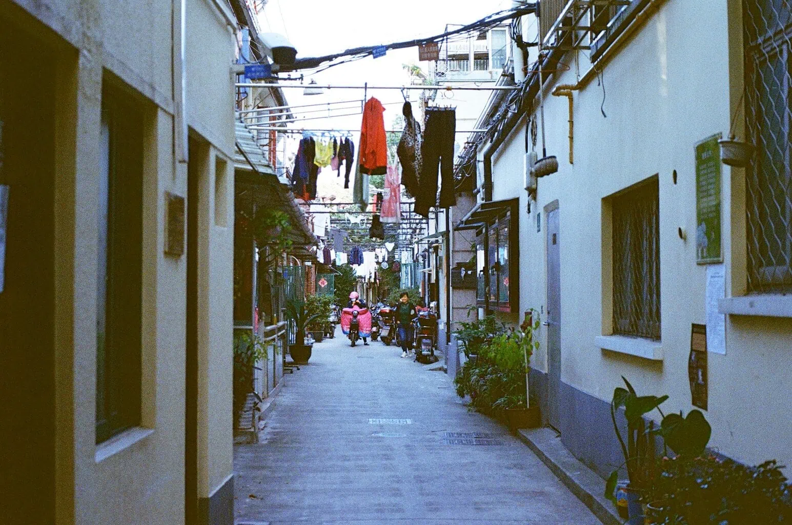 fotografía cotidiana de un barrio urbano con efecto vintage